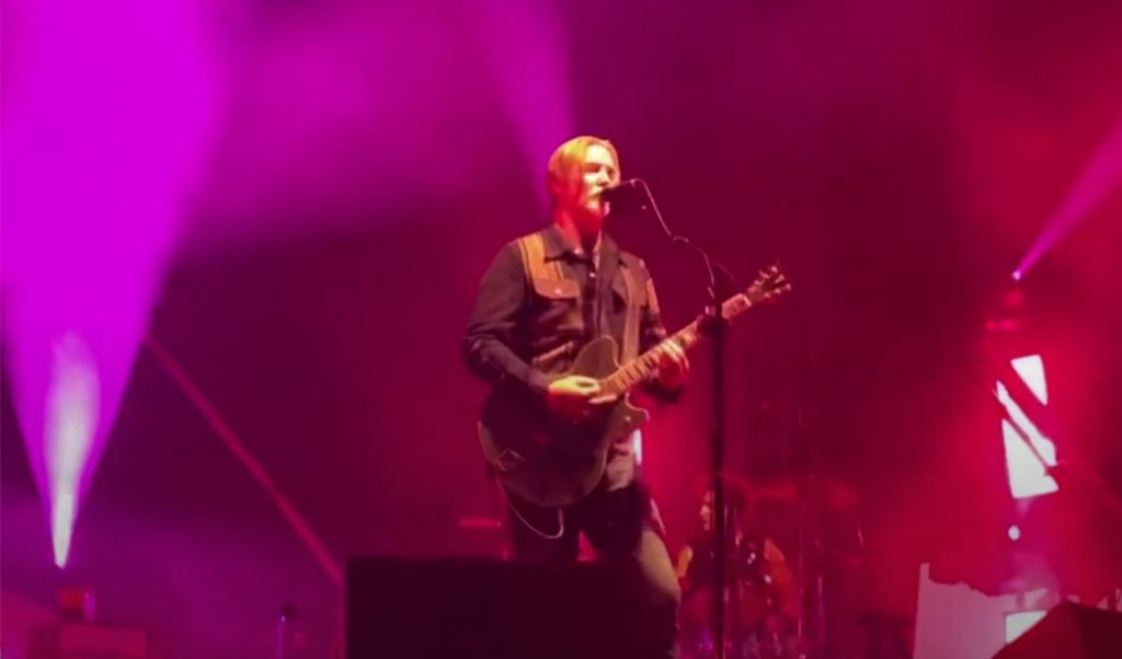 Queens of the Stone Age lança outra música nova boa em show. Veja “Negative Space” ao vivo