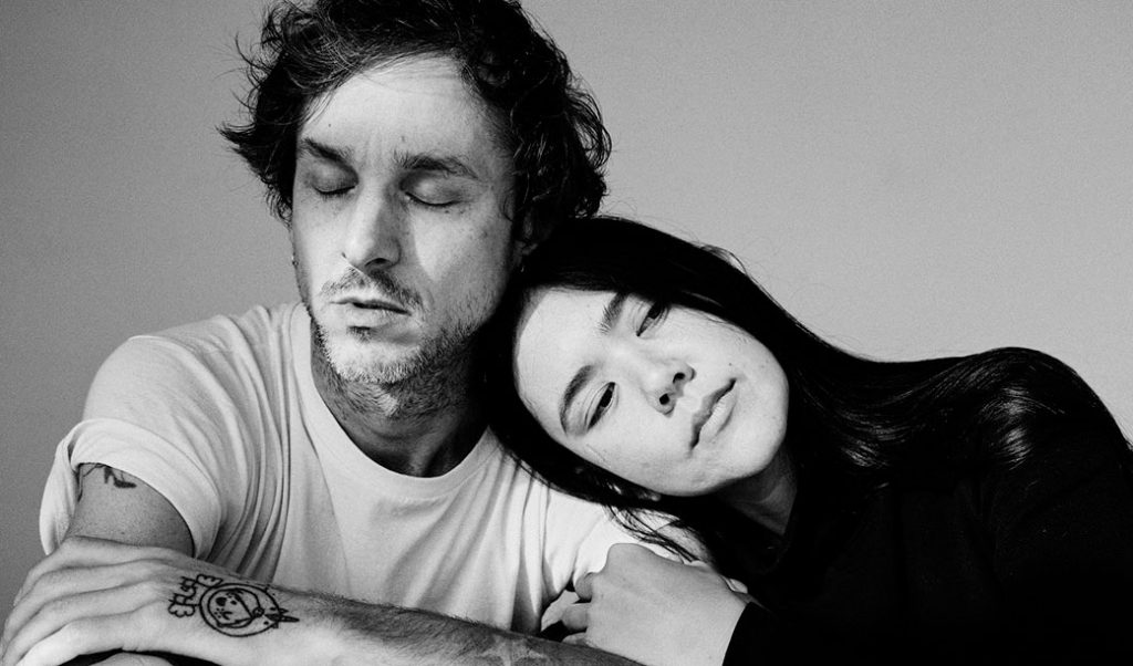 CENA – TUM lança o novo single “DTF”, que conta a epopeia de quando a Lovefoxxx foi encontrar o Chuck e pegou o ônibus errado