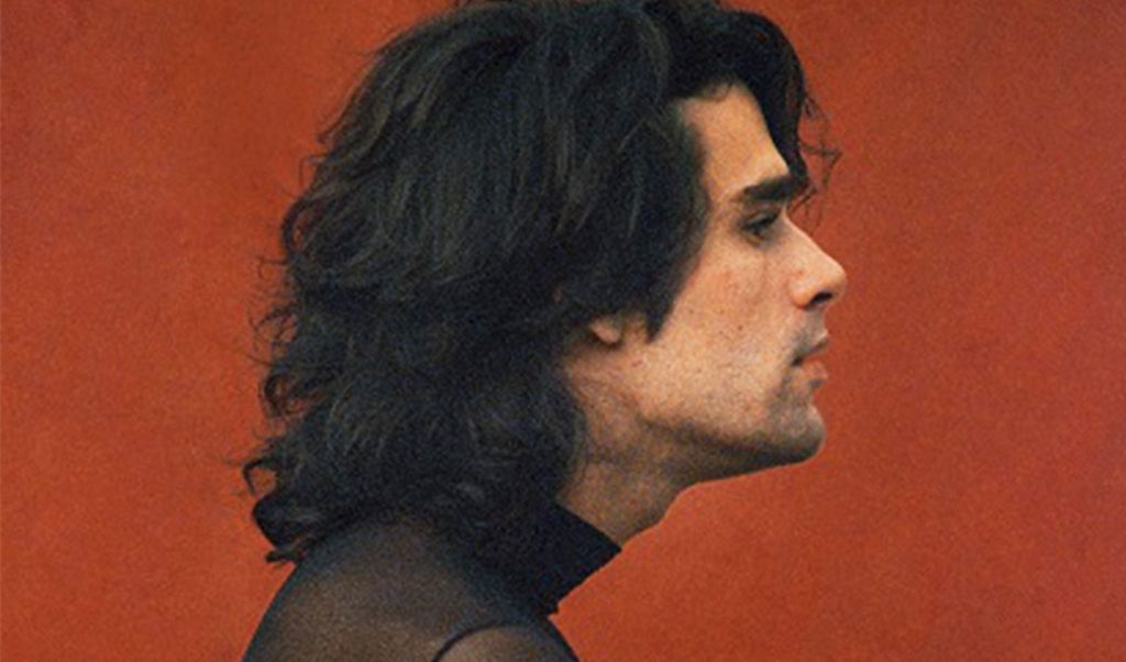 CENA – Contando sua rica trajetória musical, Zé Ibarra lança espécie de prequela do primeiro álbum solo