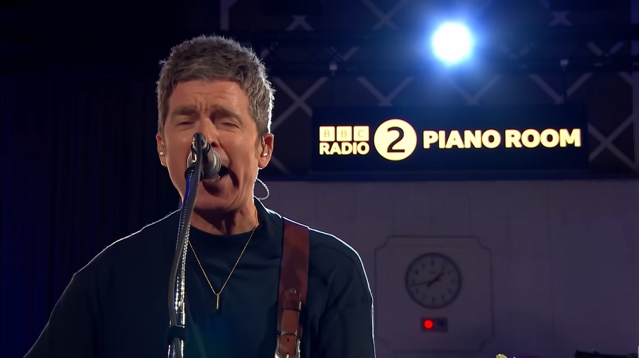 Prestes a lançar novo disco, Noel Gallagher faz cover linda de Joy Division com orquestra e tudo