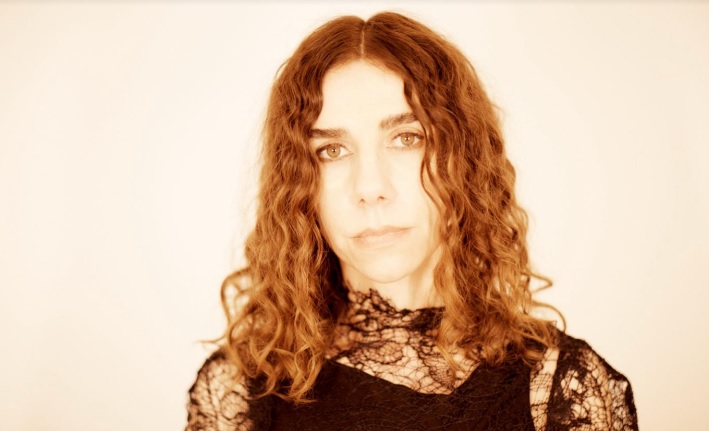 O mundo fica melhor com música inédita da PJ Harvey. Ouça e veja “I Inside the Old I Dying”, novo single do primeiro álbum da cantora em sete anos