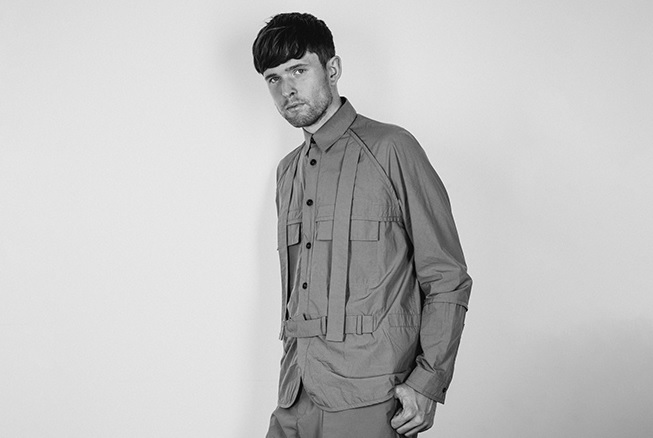 James Blake anuncia novo disco para setembro e solta vídeo com roubo a banco e garotas nuas para a inédita “Big Hammer”