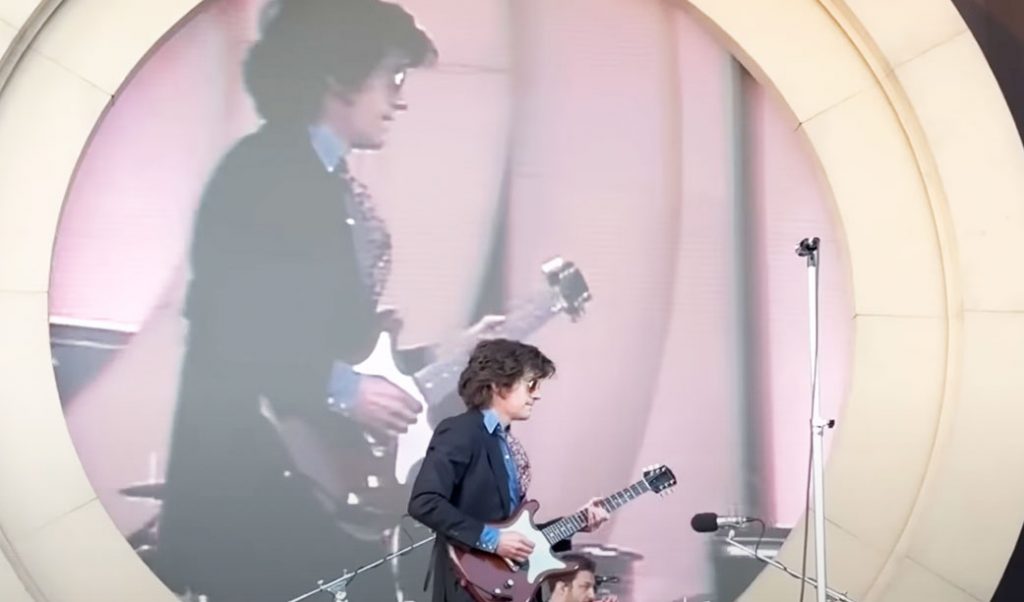 Feliz Dia dos Namorados. Arctic Monkeys toca “A Certain Romance” pela primeira vez em dez anos