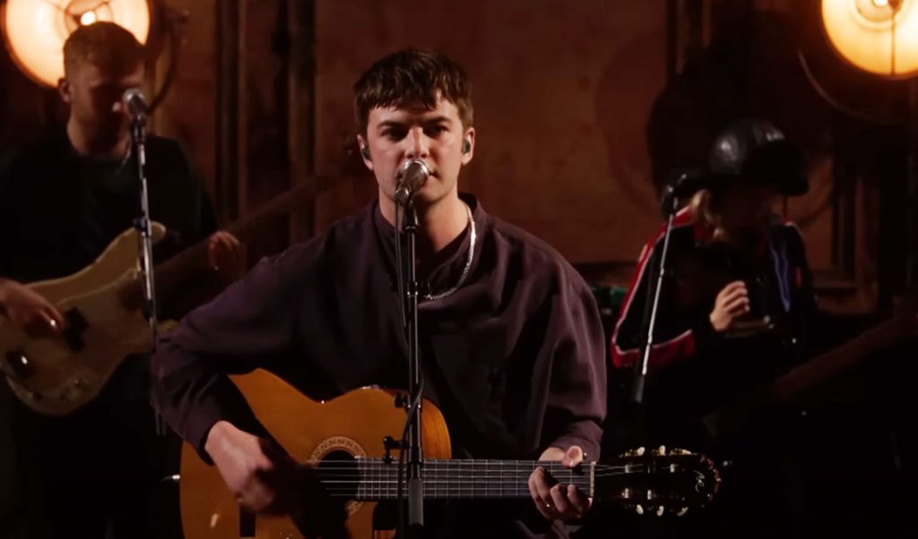 Grian Chatten sem o Fontaines D.C. Veja a primeira vez ao vivo dele sozinho, no programa do Jools Holland