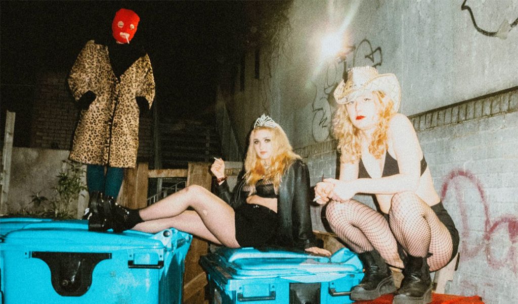 Sabe as Lambrini Girls? Como não? Então “boas-vindas” a elas (principalmente se você não for homem e ter uma banda)
