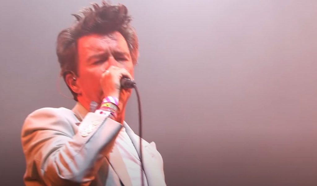 Glastonbury parte 2 – A ex-estrela pop Rick Astley sendo novamente astro no festival. Como ele mesmo ou fazendo papel de… Morrissey