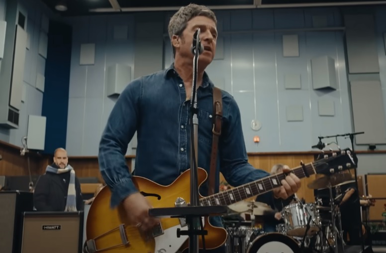 Open the door… Feliz longe do Oasis, Noel Gallagher mostra novo vídeo com vibe deliciosa no Abbey Road