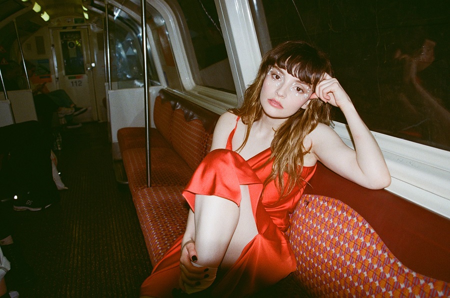 “Meu playground pop, divertido e triste”: Lauren Mayberry deixa o CHVRCHES (calma…) e revela primeiros passos de carreira solo