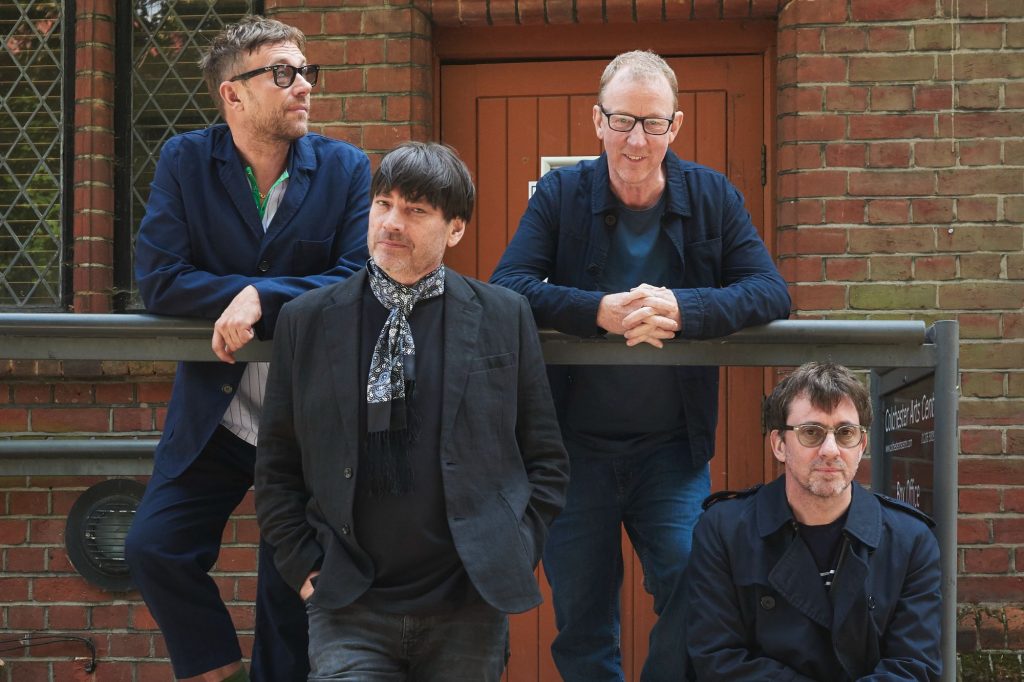 Oficialmente sem ser “convidado”  pelo Brasil, Blur enfim solta “The Ballad of Darren”, o bom novo disco que reflete sobre a velhice da própria banda