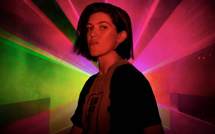 Dançante e intimista: saiu “The Sea”, mais um single incrível da Romy sem o The xx