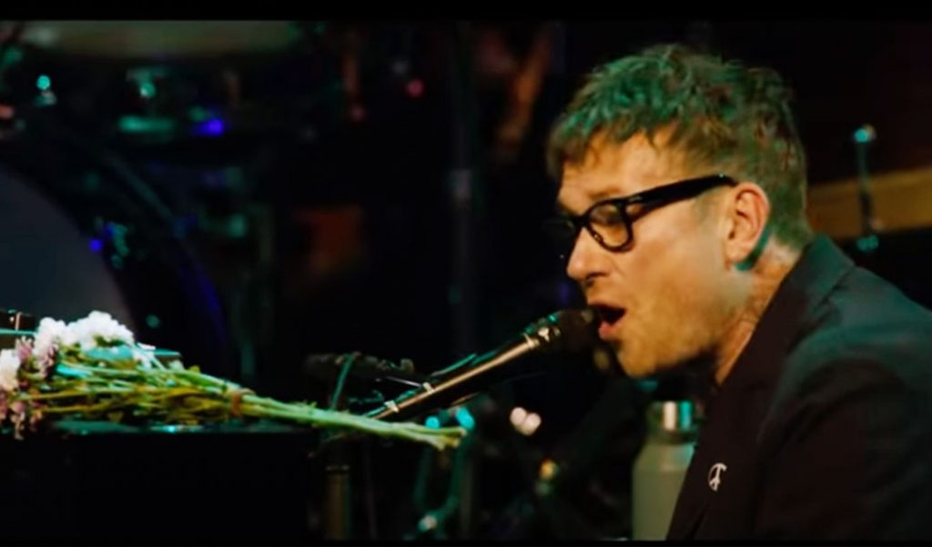 50inha pelo Blur. Ainda dá para ver o streaming do show do disco novo. Ou, pelo menos, grátis, o vídeo de “Barbaric”