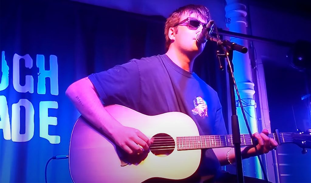 Um showzinho (lindo) do Grian Chatten (Fontaines D.C.) na loja de disco (no caso, a Rough Trade)