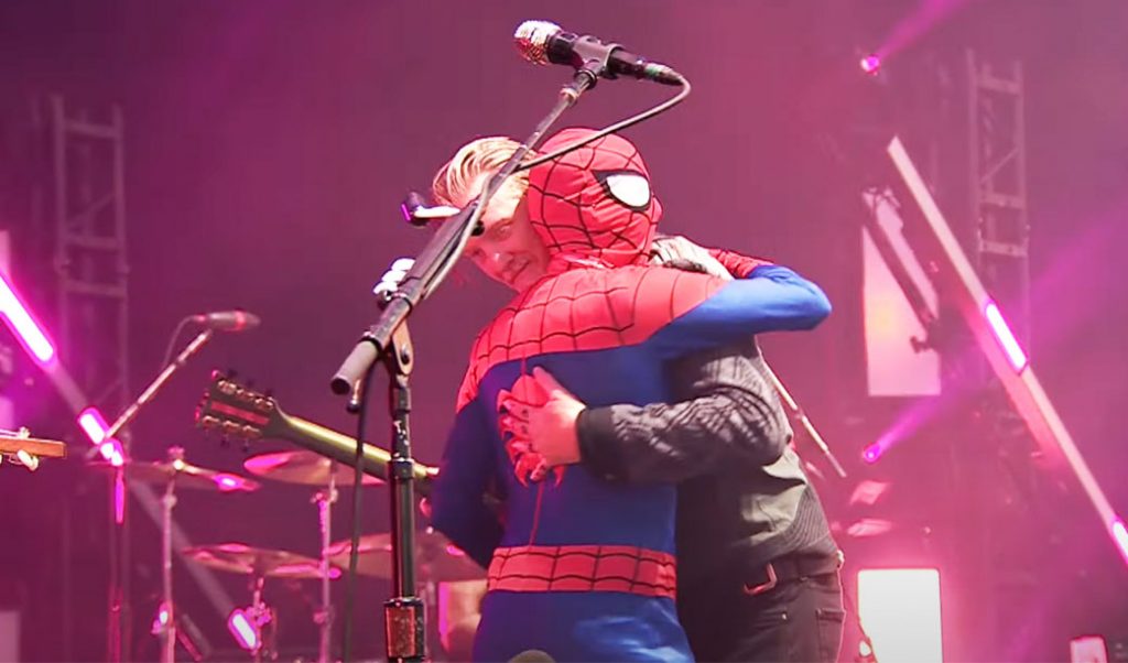 Queens of the Stone Age, a volta do Homem-Aranha e a inédita ao vivo