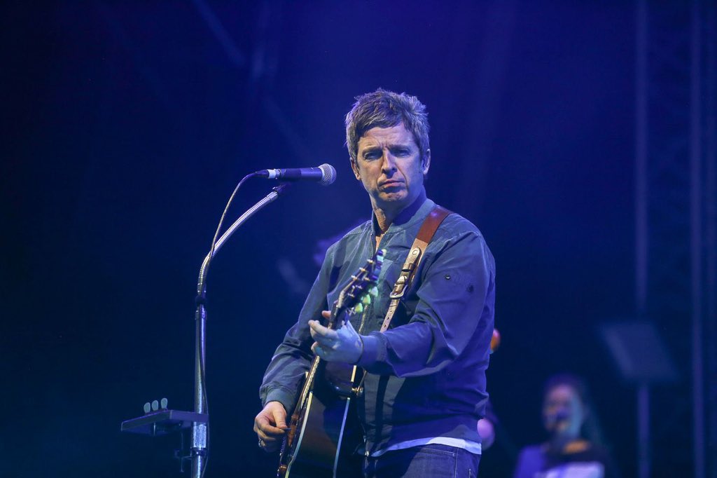 Noel Gallagher na praia: uma b-side preciosa e a “Don’t Look Back In Anger” em que ele não cantou uma linha sequer