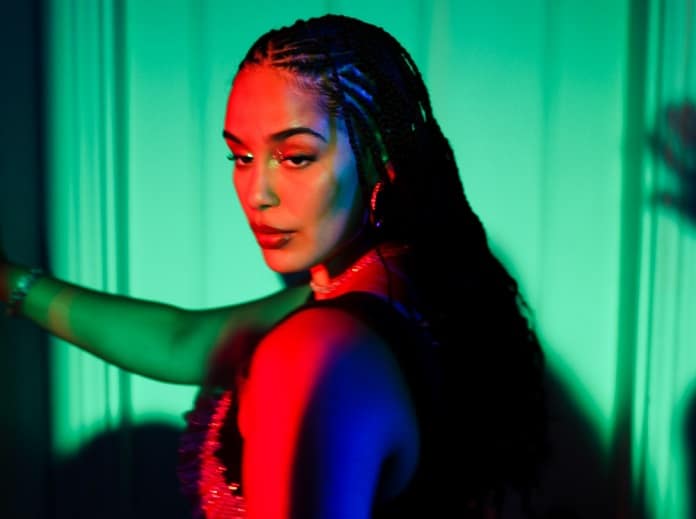 Inspirada na própria adolescência indie, Jorja Smith solta novo single com um pé no rock