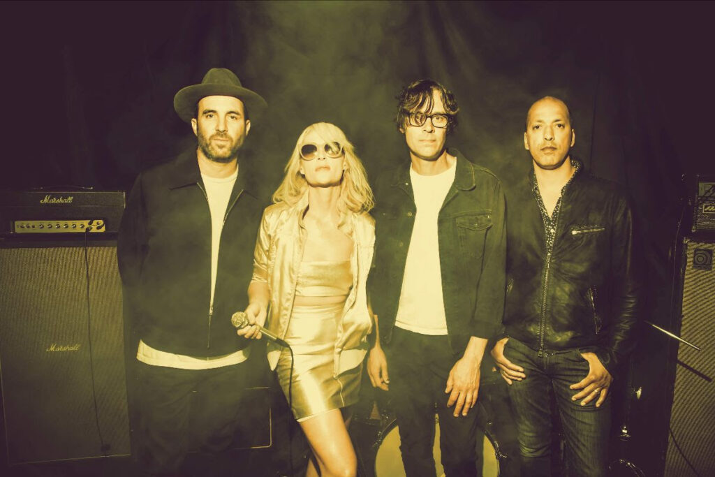 Metric desacelera em “Nothing Is Perfect”, a baladinha voz e violão que você não sabia que precisava  ouvir. Até agora, claro