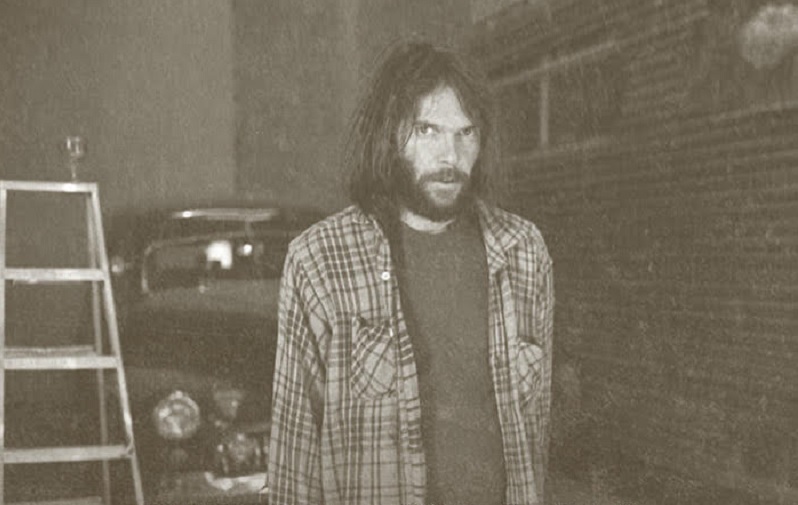Com apenas quase cinco décadas de atraso, Neil Young lança seu novo disco de 1977