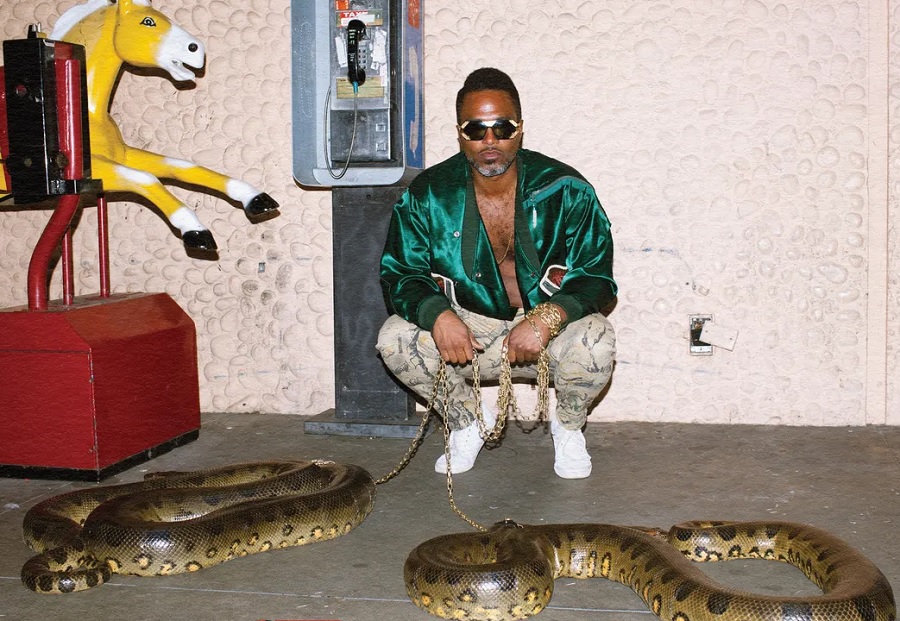 Com duas cobras e um cavalinho de brinquedo na capa, Shabazz Palaces volta à cena com primeiro disco desde 2020. Ouça e veja o single “Binoculars”