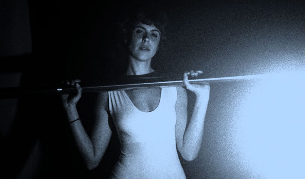 CENA – Luna França faz o corpo feminino girar em seu novo-velho single