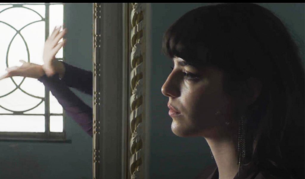 CENA – Nina Maia sincroniza música e imagens em “Sua”, seu novo single