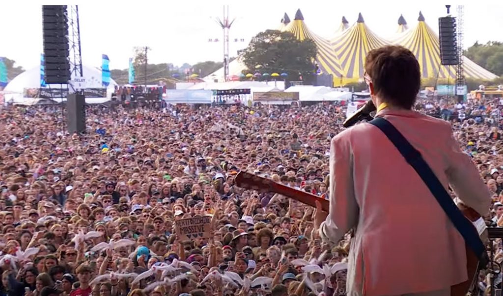 Reading Festival, os vídeos: estrelando Killers, Foals, 1975, Arlo Parks, Rina Sawayama e… Billie Eilish (em Leeds)
