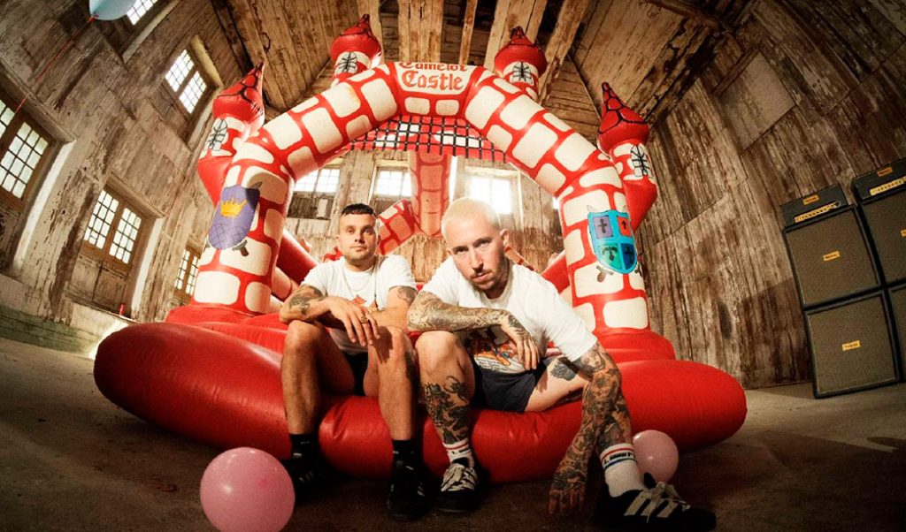 A grande volta do Slaves. Que não é mais Slaves. E com uma mensagem: “Punk’s Dead”