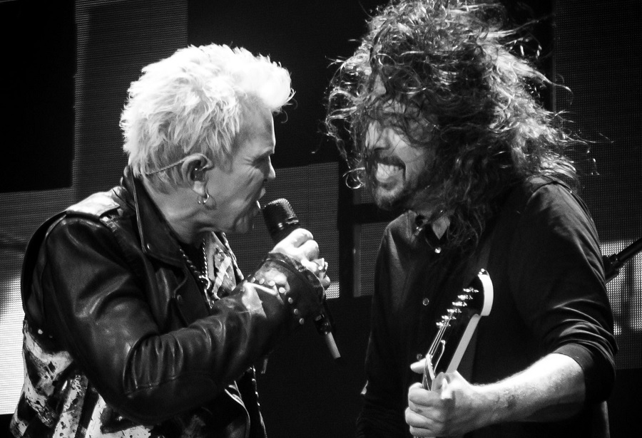 Mais Foo Fighters: prestes a embarcar no Brasil, banda de Dave Grohl convoca Billy Idol para cantar Sex Pistols em um festival de jazz. Mais ou menos isso…