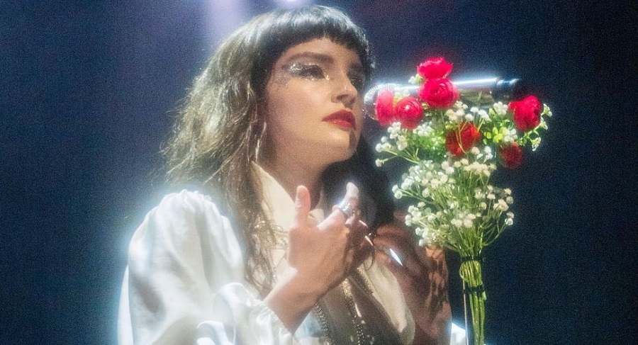 Sem o Chvrches, Lauren Mayberry faz primeiro show solo com músicas inéditas e cover de Madonna