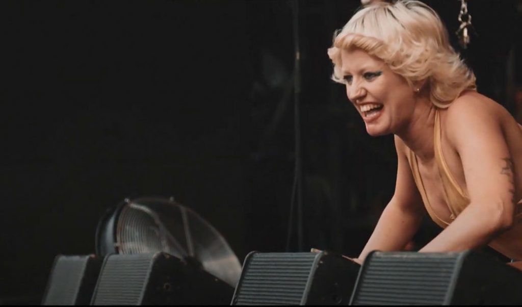 Mais “violência”. O show da Amyl and the Sniffers no Rock en Seine, em Paris