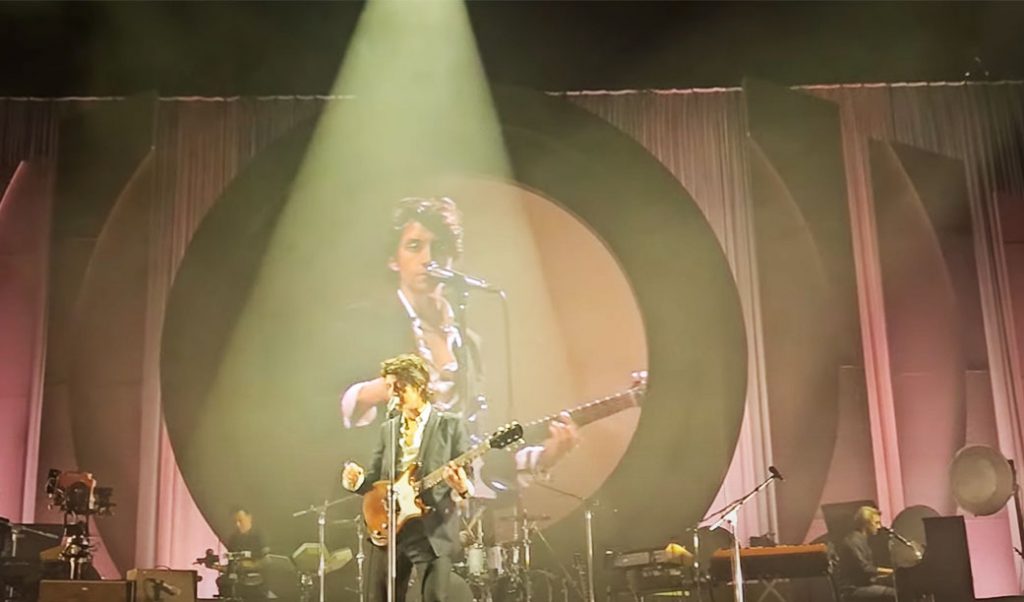 Alô, você! Arctic Monkeys toca hit de “The Car” ao vivo pela primeira vez