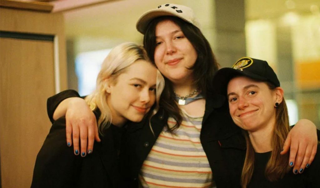 Boygenius, a menina e o doguinho. Veja o novo vídeo, de “Cool about It”