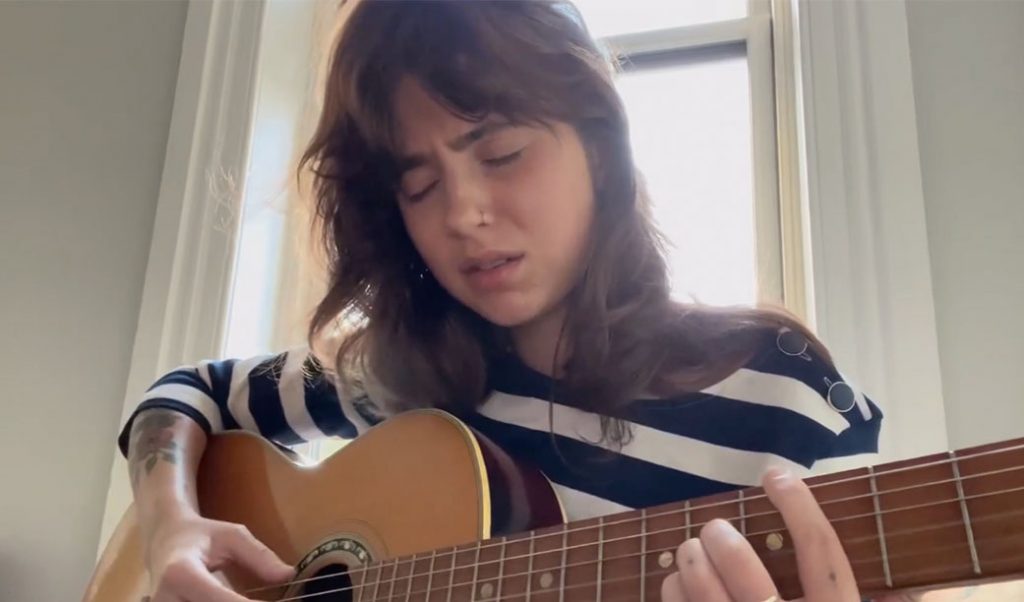 Popnotas Coverland: Clairo cantando Mitski, Rick Astley mandando Foo Fighters, Killers fazendo Bruce Springsteen