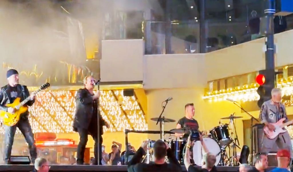 U2, de surpresa, grava o vídeo de sua nova música “Atomic City” no meio da rua em Las Vegas