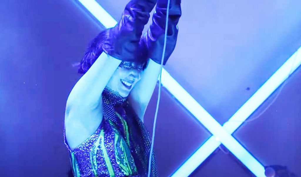 Sim, sim, sim! Yeah Yeah Yeahs lidera aula de jump fitness indie no Cine Joia