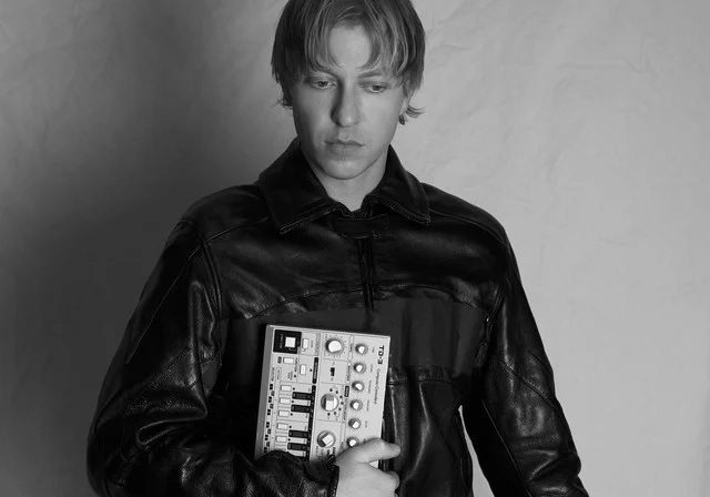 Popnotas – Vem, Jonny. The Drums fará show em SP no mês de setembro. Jamie xx anuncia disco novo e solta som inédito. E o novo single sexy, claro, do Cigaretts After Sex