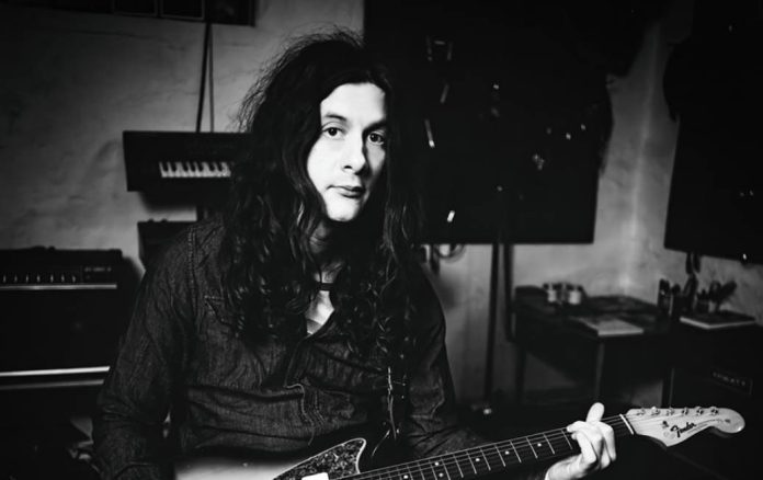 Covers de Bob Dylan e Wilco, a Cat Le Bon no meio, as filhas cantando e uma homenagem pro Tom Petty: é só o EP novo do Kurt Vile