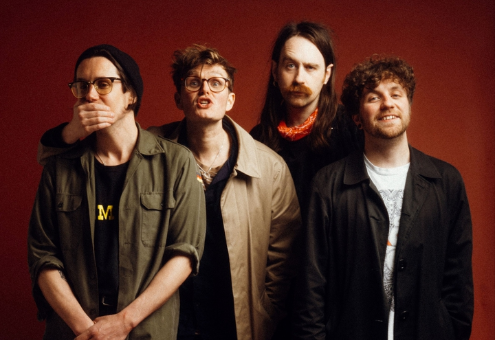 Yard Act na área. Refletindo sobre a indústria da música, banda inglesa anuncia disco para 2024 e solta a nova “Dream Job”