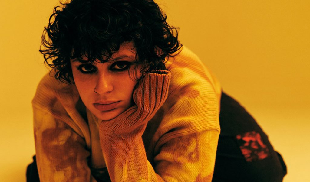 CENA – Ana Frango Elétrico, o disco novo. Com “Gato”, artista mostra que conduz a música brasileira como quer. E não o contrário