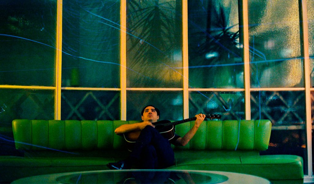 CENA – Apeles vai à Itália com seu novo single, “Puro”. Ou a Itália vem ao Apeles, depende