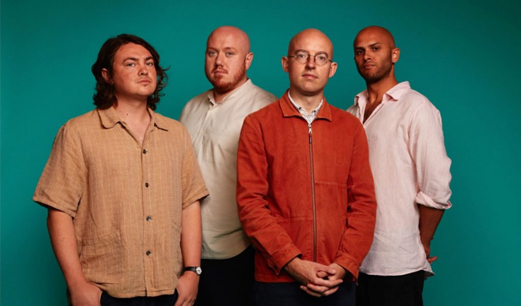 Popload entrevista: Bombay Bicycle Club, a história da capa do novo álbum e como Damon Albarn e Chaka Khan foram parar no disco