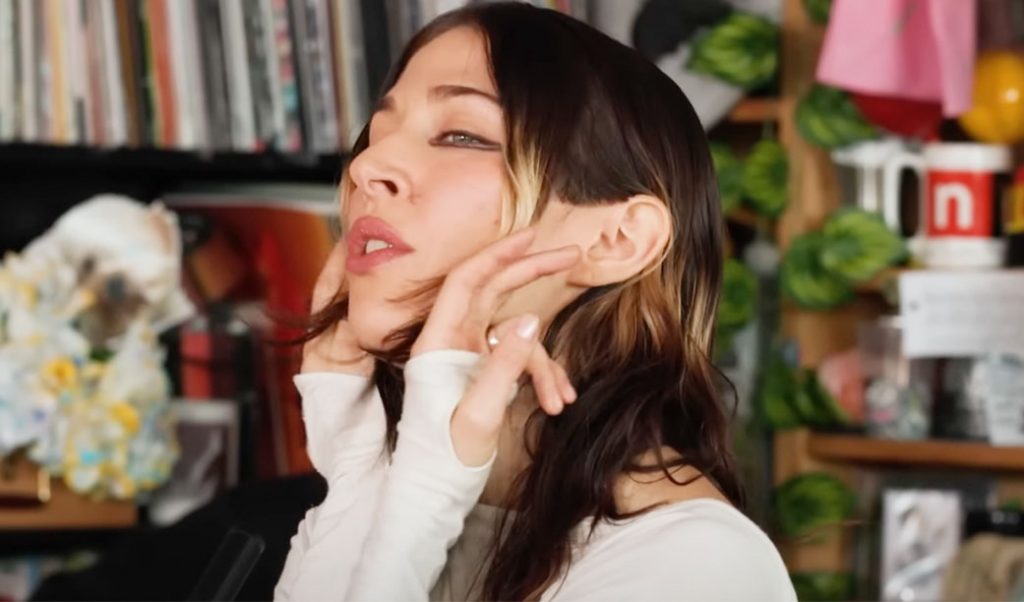 Apertaram a espaçosa Caroline Polachek num Tiny Desk. E saiu uma session maravilhosa. Veja
