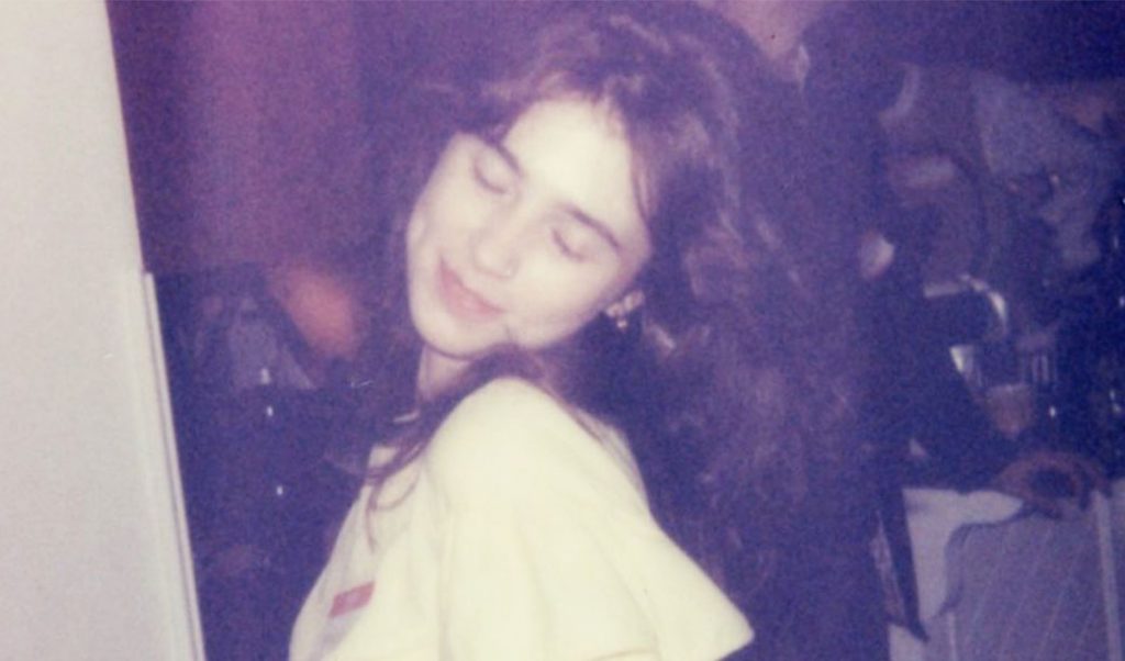 Clairo entra na guerra. Para ajudar com uma fofa música demo