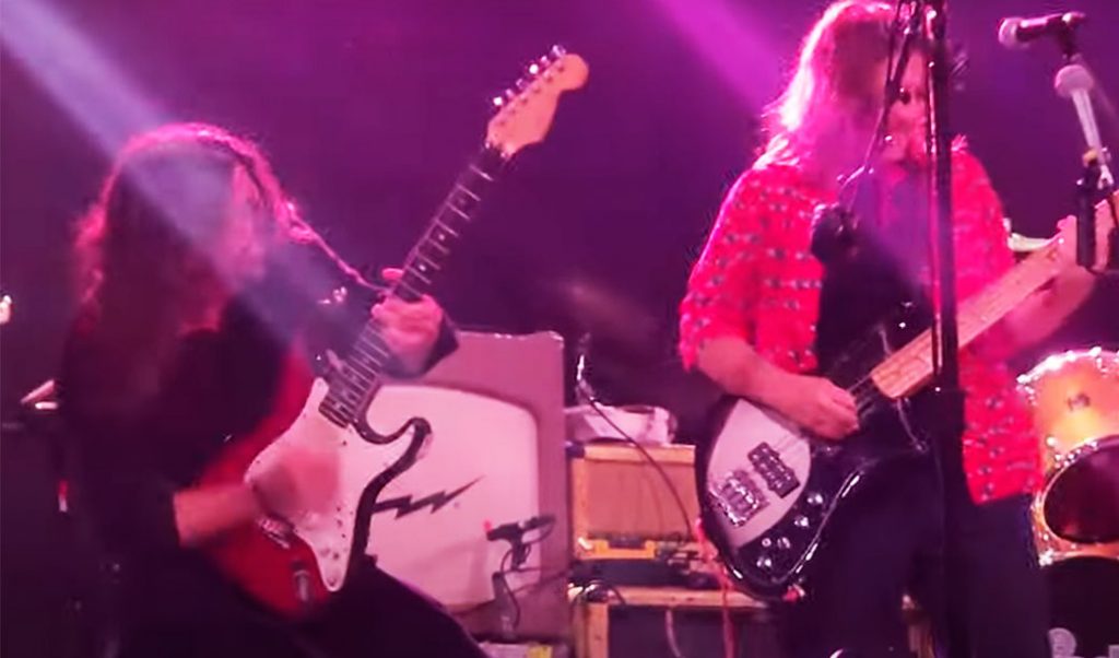 Pensa: Dave Grohl tocando Pixies com as Breeders. E falando de Nirvana e do “In Utero” com o Conan O’Brien