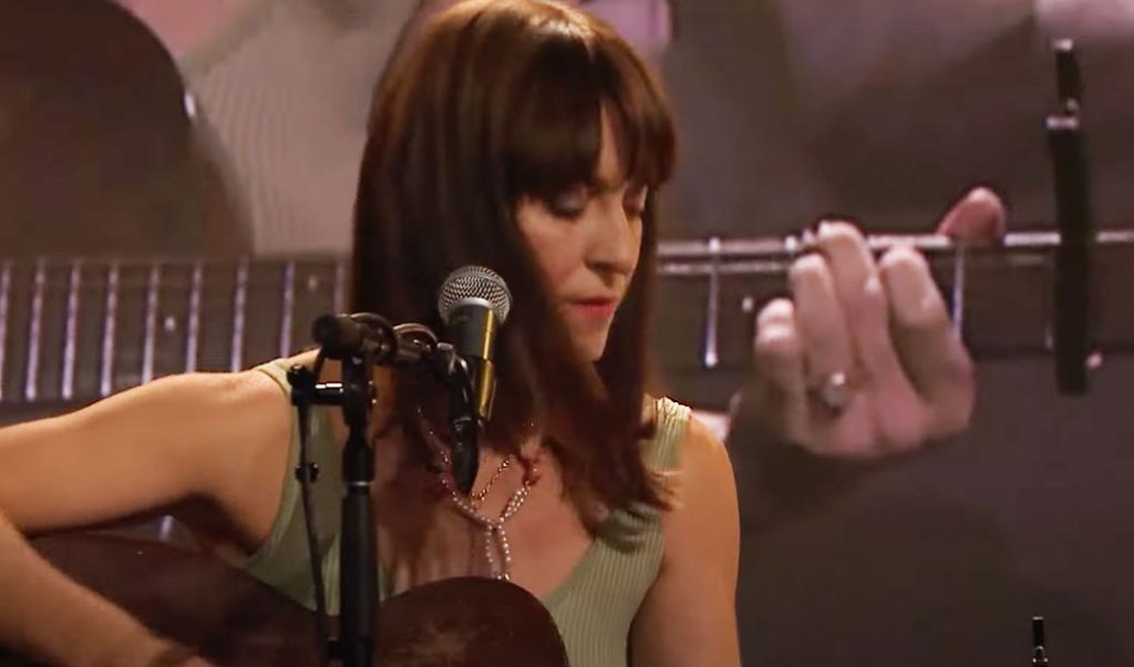 Feist leva sua “shit” para o Jimmy Fallon. Veja a artista cantando a linda “Hiding Out in the Open” ao vivo na TV americana