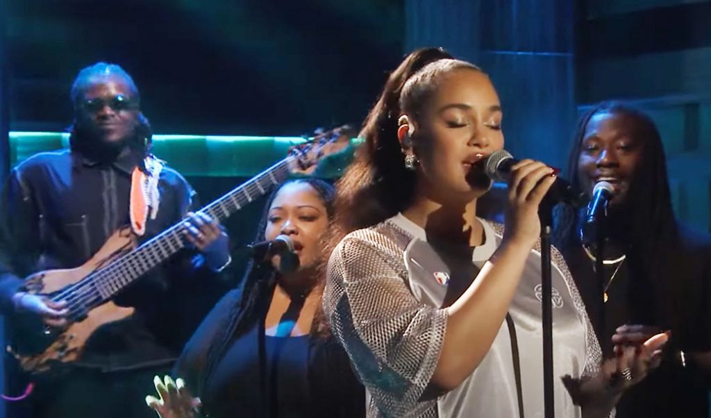 Popnotas – Só delícias: Jorja Smith sendo maravilhosa na TV americana; Balaclava soltando mais sideshows legais; e o grande Tiny Desk do Nile Rodgers e seu Chic