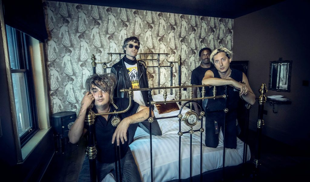 A correria da volta do Libertines. Single inédito “Run Run Run”, álbum novo em março e shows no hotel deles, no Canal da Mancha