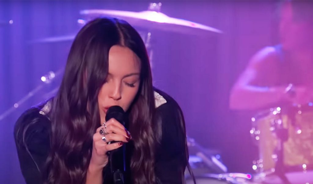 Olivia Rodrigo leva o rock aos programas de entrevista dos EUA. Veja performance dela no Jimmy Kimmel