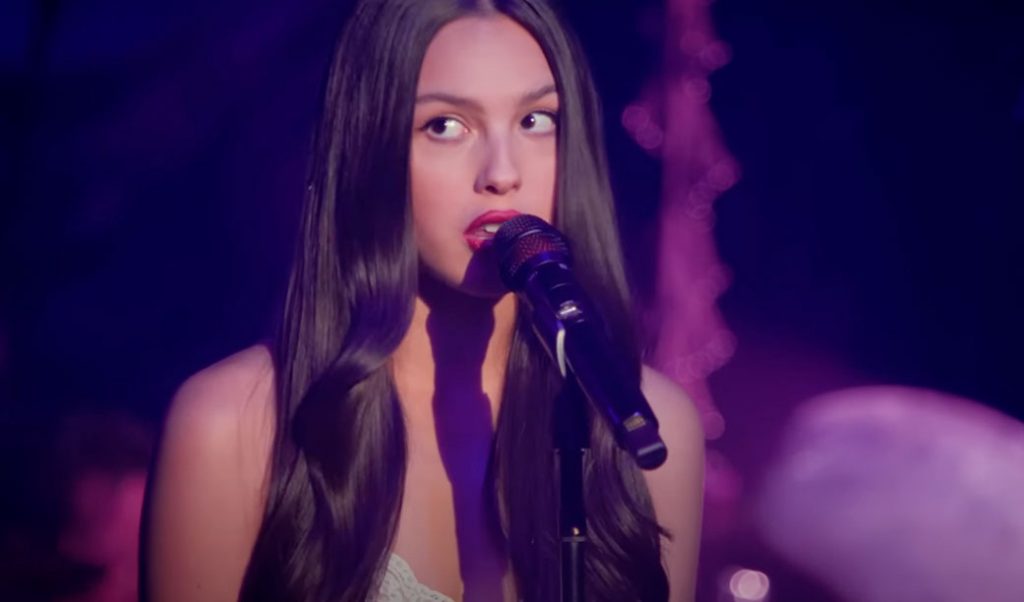 Olivia Rodrigo em ótima session para a BBC inglesa. E até fazendo cover do amigo Noah Kahan