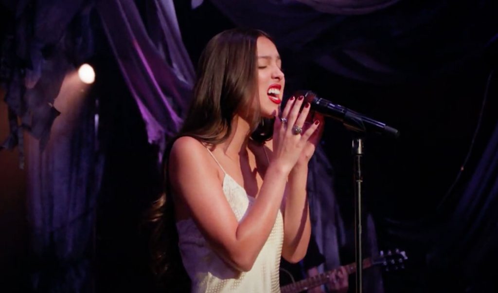 Popnotas – Outra da session matadora da Olivia Rodrigo para a BBC. Fontaines D.C. e a maior das músicas, ao vivo no Red Rocks. O vídeo novo p&b e algo vingativo da PinkPantheress