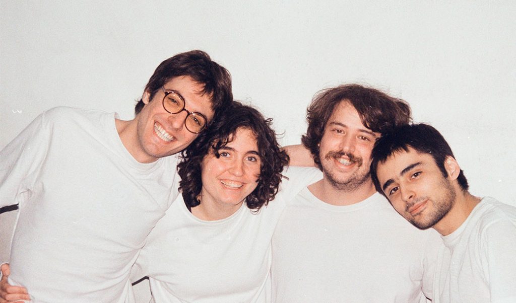 CENA – As histórias por trás das músicas do último disco da Sophia Chablau e Uma Enorme Perda de Tempo, que completa 1 mês